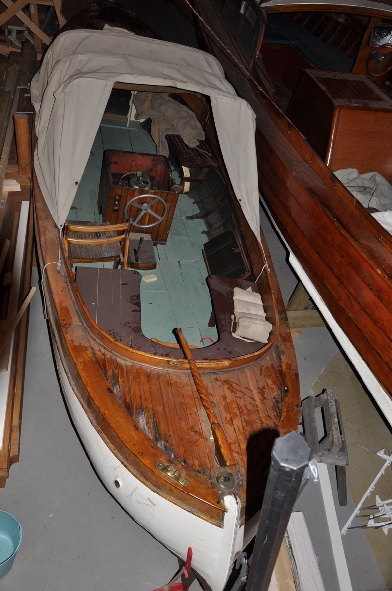 Byggeår: 1920. Kravellbygd med krysserhekk. Kravell på ribber. Åtte bordganger. Ikke styrhus, men kalesje festet til en ca. 10 cm. høy ramme rundt cockpit. Fordekk og akterdekk. Dobbeldør inn til lasterom under fordekket. Rorkult og løs benk til rormannen. Har også sideratt på bb side med kjedeoverføring til roret. En liten klappstol ved siderattet. Påmontert ett sett åregafler i messing. Sittebenker, spiler, på hver side av båten. Lite lasterom i baugen, inne i ligger en kalesje til resten av båten i grov seilduk. Motor i kasse midt i båten, FM-motor 2 hk, ikke originalmotoren. Verktøy i motorkassa: 3 skiftenøkler, 1 sparkelspade, 1 liten navar.