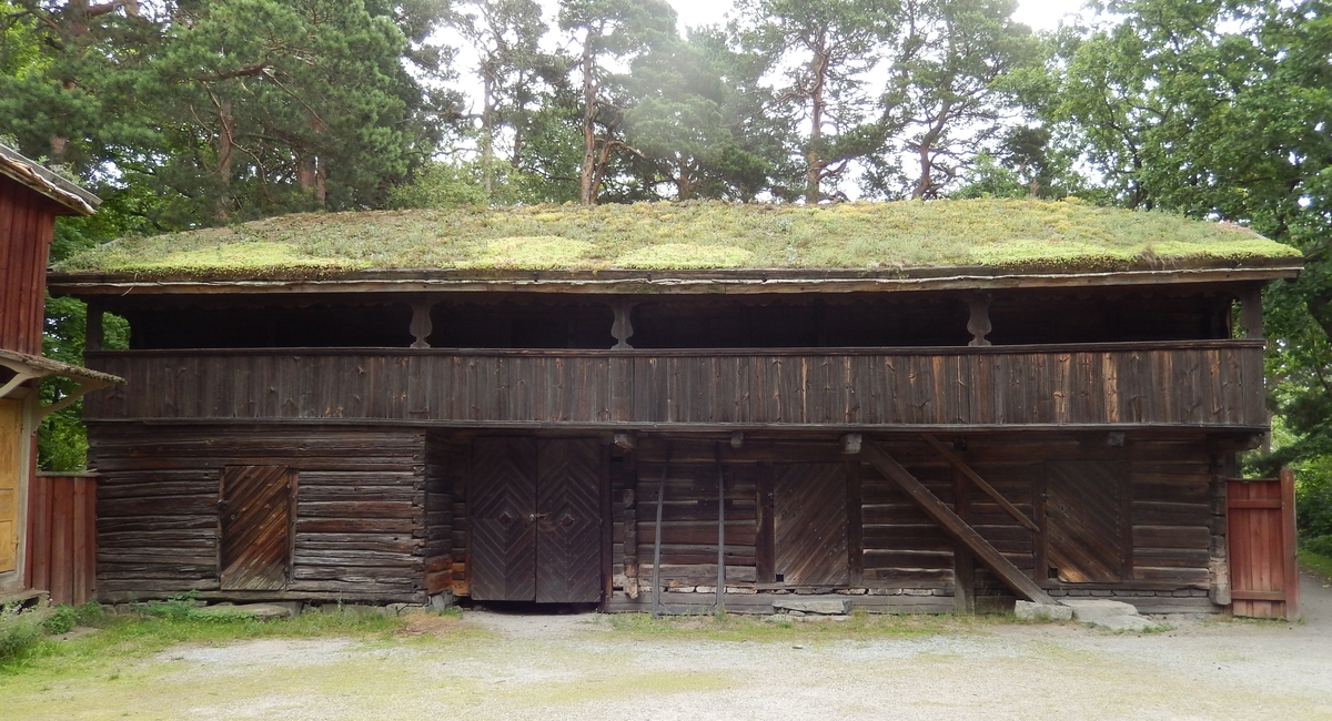 Yrstatorpsboden på Bergsmansgården är en tvåvånig timrad loftbod med öppen svalgång. Fasaden är omålad och delvis klädd med stående panel. Taket är ett valmat torvtak med tätskikt av näver. 

Byggnaden har tre bodar samt portlider i bottenvåningen samt fyra bodar på övervåningen. En trappa leder upp till svalgången och övervåningen.

Yrstatorpsboden kommer från Vikers kapellförsamling i Nora bergslag i västra Västmanland och är troligen uppförd under 1700-talets senare del. Den skänktes av Dalkarlsbergs Aktiebolag och flyttades till Skansen 1926. (Litteratur)(Arkiv)