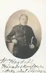 Porträtt av kamrer och häradsskrivaren i Aska, Dal och Lysings häraders fögderier, Henric Hagdahl. Född i Linköping 1797 som son till räntmästaren Johan Hagdahl och makan Helena Wendtlandt. Gift 1832 med Emma Snell, bördig från Göteborg. Makarna var bosatta i Fivelstad, Örberga och slutligen Väversunda, där Hagdahl avled i april månad 1859.
Henric Hagdahl var äldre bror till läkaren och kokboksförfattaren Charles Emil Hagdahl.