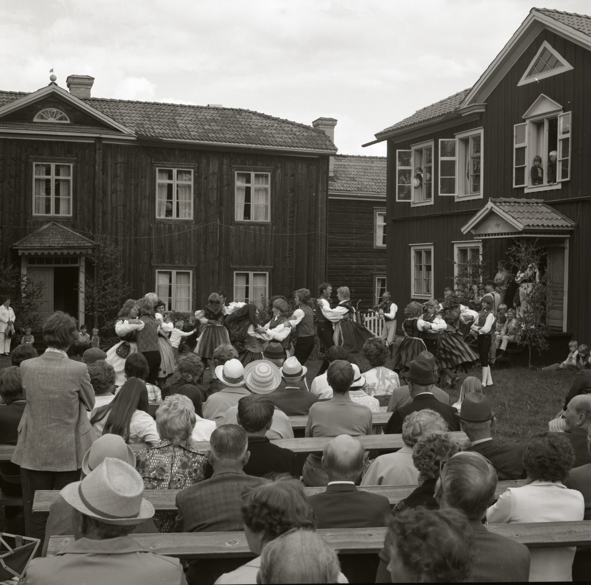 Publiken betraktar dansande par iförda folkdräkter under Rengsjöfesten på hembygdsgården, 1971.