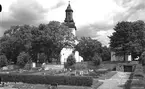 Knista kyrka och kyrkogård.
Bilden tagen för vykort.
Förlag: E. & M. Kjell, Fjugesta.