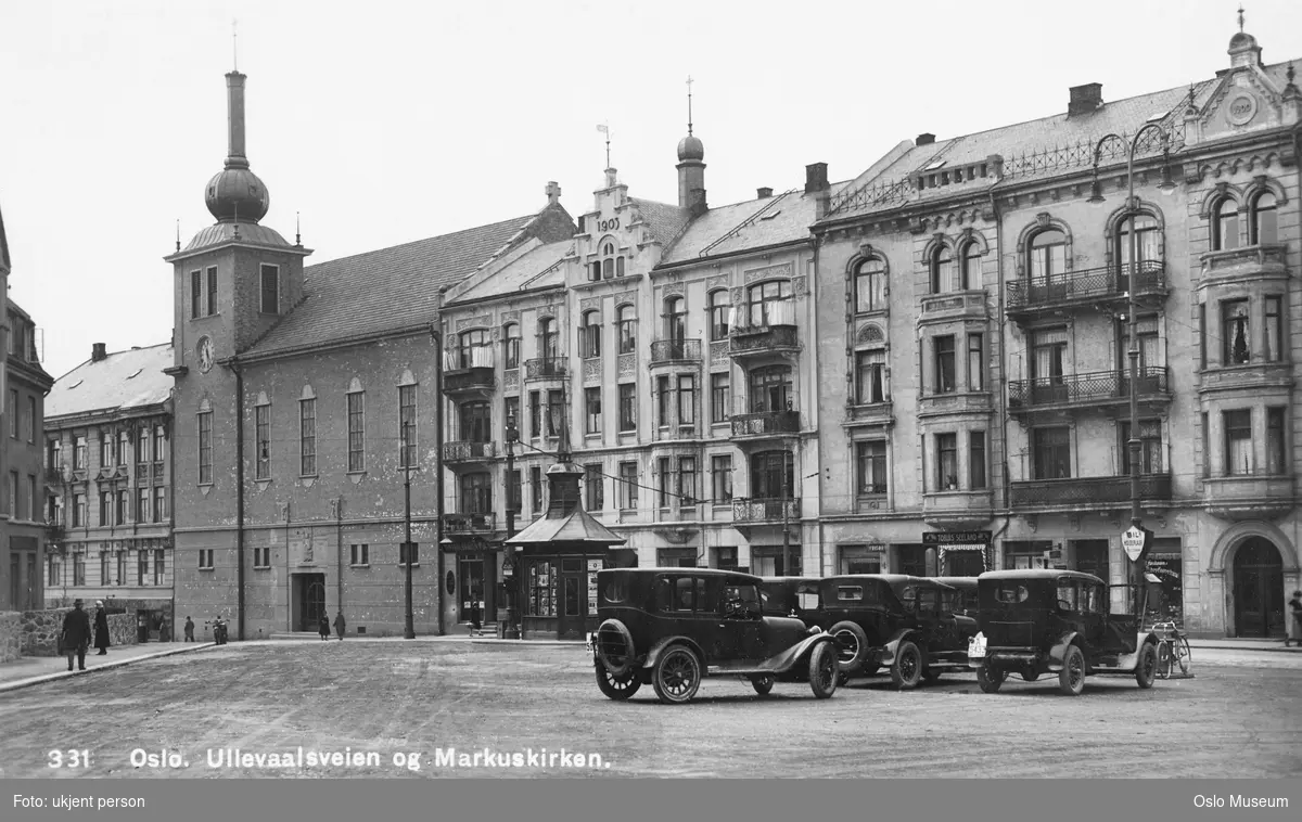 gateløp, bygårder, Markus kirke, drosjeholdeplass, biler, mennesker, kiosk