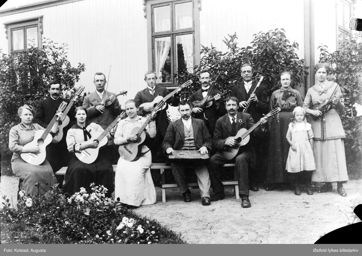Musikkforeningen på Elim (Indremisjonsforeningens lokaler), Askim ca. 1915. Antakelig fotografert i hagen hos Petter Olsen som bodde ved Avholdslokalet. Kona hans, Oline Olsen, skimtes bak gardinene. 
Den lille jenta foran til høyre er Rakel Sekkelsten, f. Skjolden.
Foran fra venstre: 
Mathilde Nilsen Wiker, Helga Moseby, Berta Lund, Jakob Østby og Fredrik Skjolden.
Bak fra venstre: 
Petter Olsen, August Nilsen Wiker, Ludvig Østby (onkel Ludvig), Karl Næss, Kristoffer Lund, Marie Skjolden, Helga Kristoffersen Østreng, Rakel Sekkelsten.