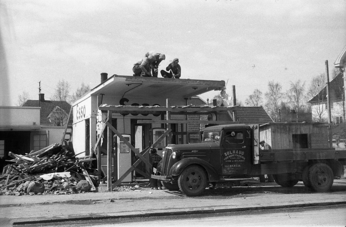 Tre bilder fra ombygging av Esso bensinstasjonen på Lena 1954. Den gamle ekspedisjonsbua rives. Lastebilen i forgrunnen på bilde nr. tre er ifølge informant en Chevrolet 1937-modell med norskbygd førerhus.