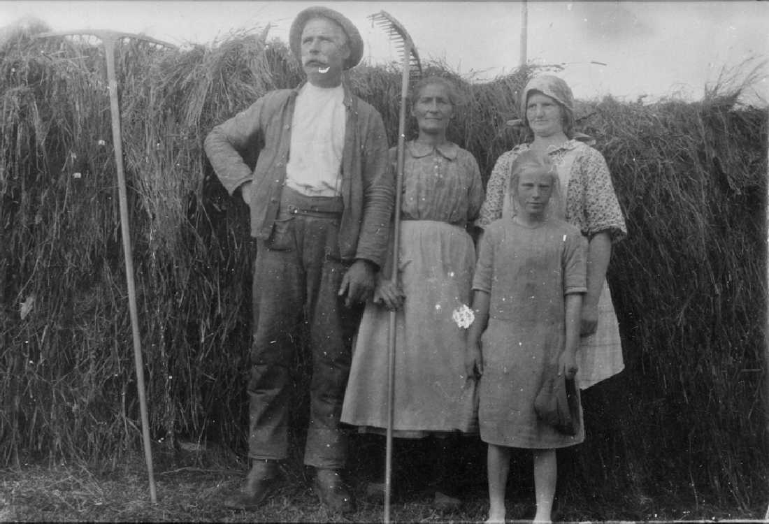 Leirfjord, Simsø. Pause i slåttearbeidet. F.v.: Andreas Jakobsen, Jensine Jakobsen, Olga, Ingrid Fredheim.
Bildet er brukt i Leirfjordkalenderen - juli 2024.