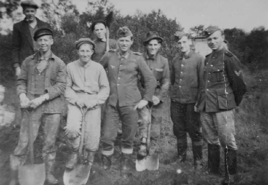 Leirfjord / Nesna, Levang. Bakerst med spaden på nakken: Albin Myrvang fra Levang på arbeid på Nesna under krigen. Albin ble arrestert for sabotasje i 1942 og ble senere sendt til Tyskland der han døde 1.1.1945 i fangeleiren "Sonnenburg" (nå i Polen). Resten er ukjente.