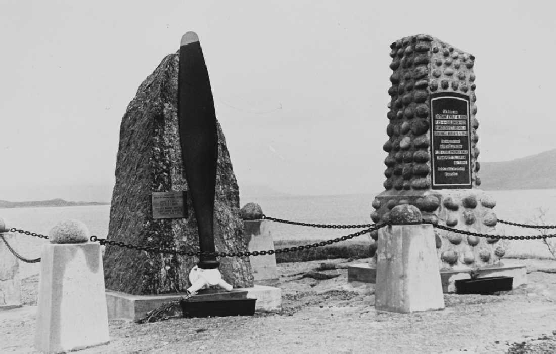 Leirfjord, Fagervika. Minnesmerke over falne under 2. verdenskrig. Bautaen til høyre er reist til minne om Kåre Køllersen fra Fagervika som mistet livet i fangetransport til Japan i 1942 og Eyolf Klæboe som omkom under kampene i Narvik havn 9. april 1940. Bautaen til venstre er reist til minne om de to amerikanske flygerne Miller og Zalem som omkom da flyet deres ble skutt ned i kamp ved tyskerfestningen i Bruneset i Fagervika i oktober 1944.
Bildet er brukt i Leirfjordkalenderen - april 2000