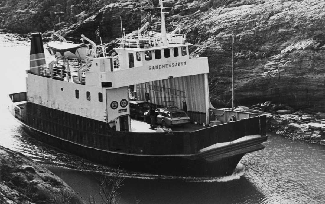 Leirfjord, Leinesodden. Bilferja "Sandnessjøen" på vei inn til ferjekaia i Leinesodden.