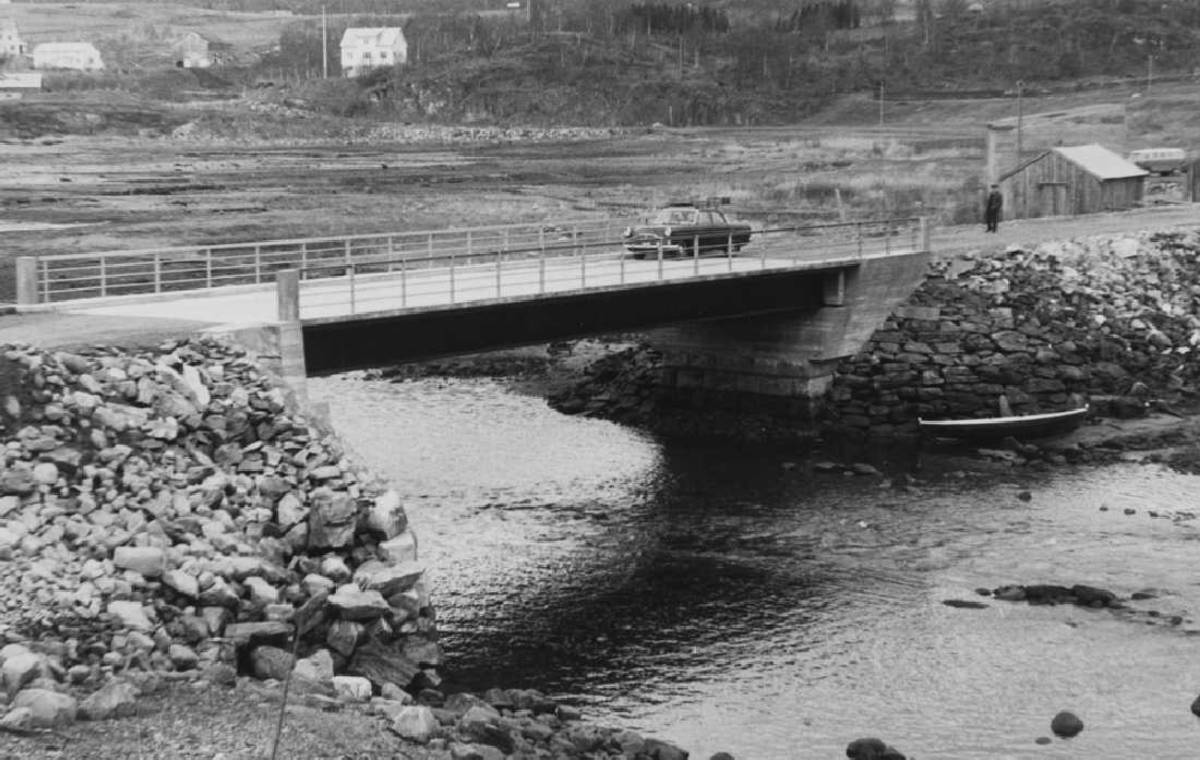 Leirfjord, Leira, Leirosen. Den nye brua over Leirelva, bygd på de gamle brukara.