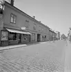 Parti av Storgatan i Linköping 1956. Närmast till vänster Storgatan 7 som vid tiden inrymde Nya Trikå- & Kortvarumagasinet. Vy från sydväst.