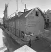 Del av Torggatan i Linköping 1956. Huset i blickfånget kommer att rivas inom kort och fullfölja de styrandes önskan att istället för en trång gränd skapa ett torg på platsen.