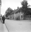 Parti av Storgatan i Linköping 1923. I blickfånget ses von Lingens gård. Byggnaden uppfördes ursprungligen på 1720-talet men fick sitt namn genom friherre Herman von Lingens köp av gården 1784. Till gården hörde även den fristående köksflygeln, som vid tiden för bilden inrymde systrarna Gerda och Eva Nordströms hembageri. I huvudbyggnadens gatuplan drev Nils Bergvall sitt boktryckeri.
Byggnaderna kom att nedmonteras 1958 för att från 1961 vara placerade i friluftsmuseet Gamla Linköping.