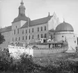 Ångfartyget Pallas i kaj invid Vadstena slott. Fartyget var leveraret 1885 från Motala Verkstad och tjänade främst som så kallat expressfartyg för emigranter med Göteborg som destination för vidare färd mot Amerika.