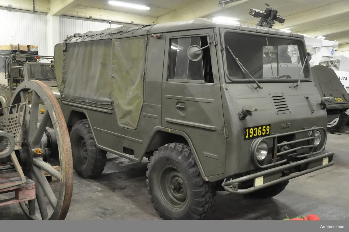 Fabrikat; typ och modell: Volvo L 3314 A PU/1966. 
Utrustad med utskjutningsanordningar och hållare för styrutrustning till RBS 52. Se tekniska data, Motorfordonsbok. 

Följande tillbehör påträffades 1991-03-01:
- Beskrivning del 1 + tillägg t pvrbtgb 9032;
- Motorfordonsbok 
- Batteri 12 V 57AH, M2672-101010;
- Domkraft 0, 6T Spec; M6296-013010;
- Dragtapp F7050-633601;
- Dunkslang 20 M1760-800510;;               
- Etui för glödlampor;
- Glödlampor 5 st 
- Glödlampa M2731-106412;
- Glödlampa M2731-262845; 
- Säkring M2486-840766; 
- Säkring M2486-840079; 
- Fettspruta 400 cc M6458-018010; 
- Huggyxa M6311-003000; 
- Hylsgrepp 19,5-21 F7050-210107 ; 
- Vridpinne F7050-210082; 
- Hänglås 40 mm M1671-004010; 
- Lysplatta 3 st M2760-001010; 
- Reservhjul 8.90 - 16; M1638-403610;
- Däck 8.90 -16/4T;
- Slang 8.90 - 16 ;
- Skivhjul 1696;
- Sladdlampa 10 M;
- Fodral;
- Glödlampa;
- Röd kåpa ;
- Teckenvisare;
- Verktygsväska;
- Isolerband;
- Huggmejsel;
- Kryssvinkelmejsel;
- Krysspårmejsel 1x7x150;
- Nyckel;
- Skiftnyckel nr 70;
- Skiftnyckel nr 31;
- Tappnyckel 13,4;
- Brännartång 200;
- Kombtång 175 mm 
- Penhammare 0,5 kg; M6210-005000;
- Dunk 20 L;
- Snöskyffel;
- Robotkabel;
- Styrkabel