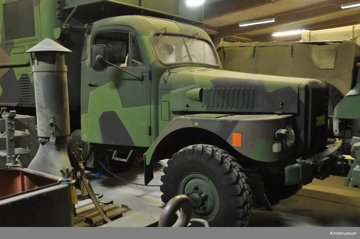 Fabrikat, typ och årsmodell Volvo TL 22/1955 med tillbehör - se tillbehörslistan. 
Fordonet är utrustat och inrett som stabsterrängbil 935 S Sidomont. Vinsch med max belastning 4000 kg enkelt part fördelningsväxellåda. Motoreffekt 105 hk, mätarställning 16691 (198305).