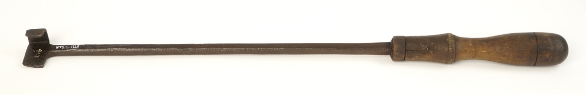 Svijern av metall med trehåndtak. "7"