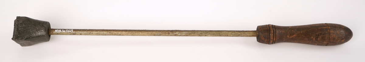 Svijern av metall med trehåndtak. "L"