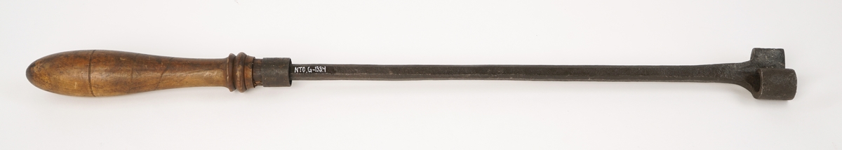 Svijern av metall med trehåndtak. "2"