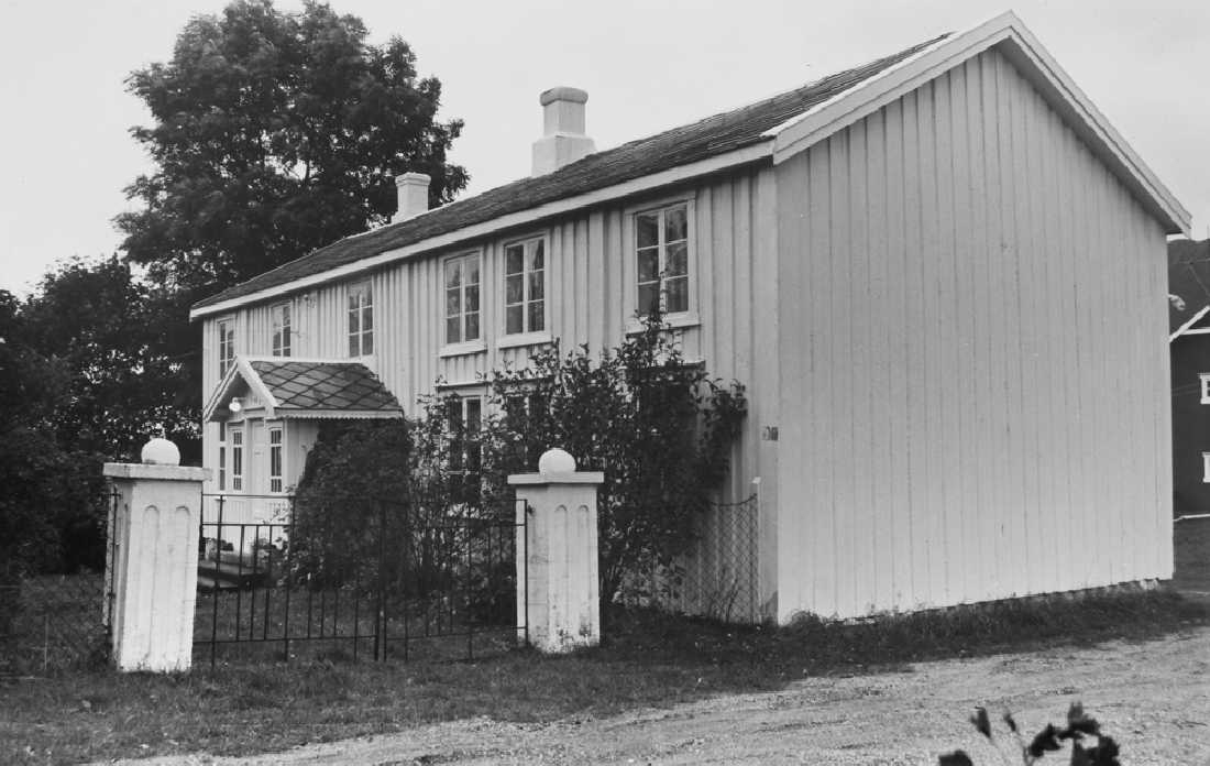 Leirfjord, Meisfjord. Hovedhuset på det gamle handelstedet i Holmvika. Tidligere eier var Edvard A. Nilssen.
Bilde er brukt i Leirfjordkalenderen - desember 2008