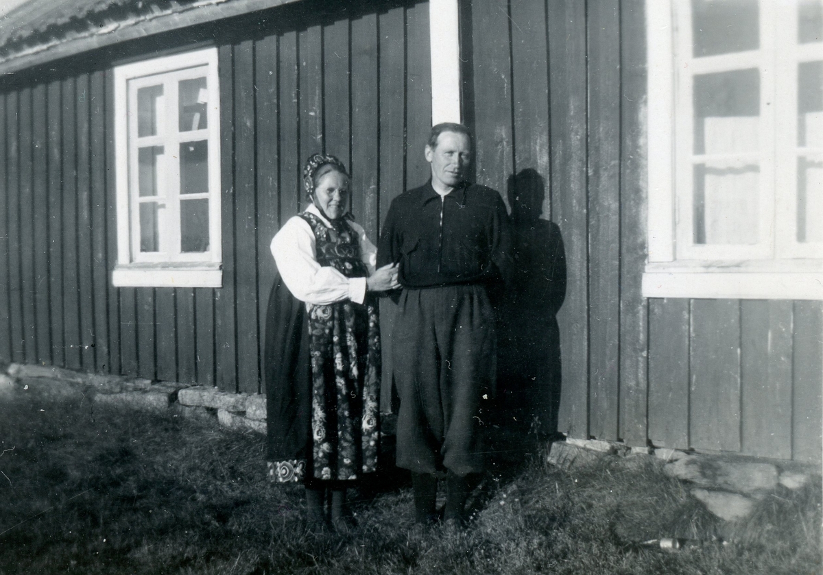 Gruppe frå v,Anne Løstegard Haugstad og Sander Haugstad. Utanfor bua på Helgeset.