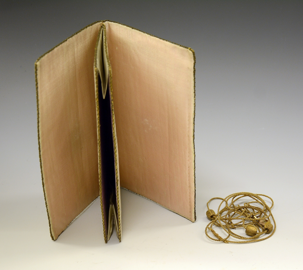 Overflødighetshorn, minnesmerke, gravstein