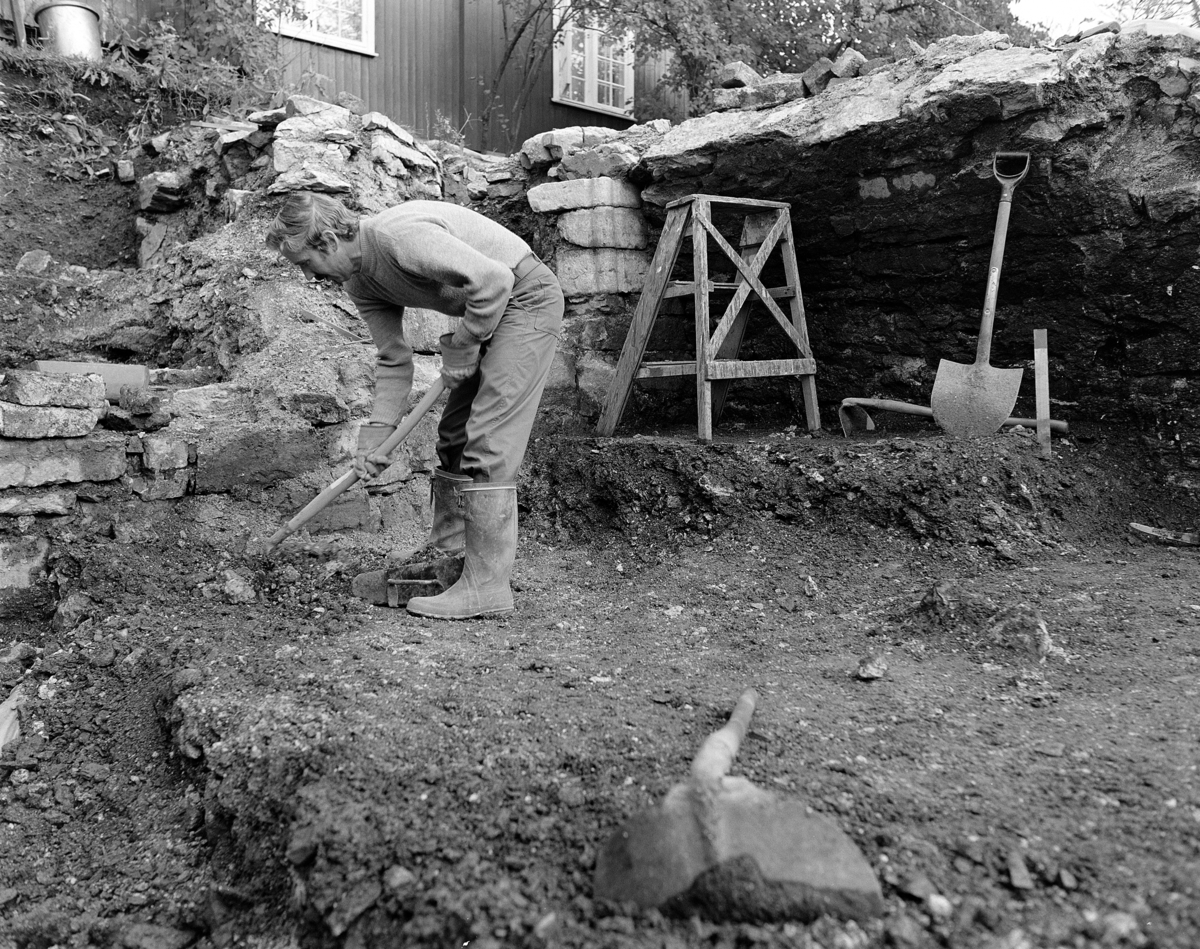 Arkeologiske undersøkelser i kjellerruin vest for drengestua 1986-1989. Utgravning av sydøstre hjørne av den eldste delen av kjelleranlegget 1988. Werner Kahdeman