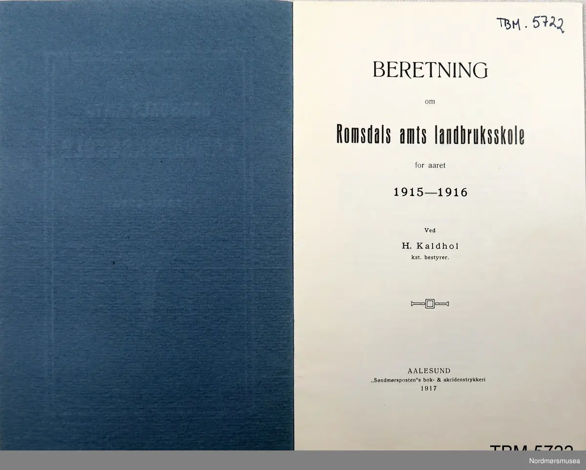 Lite, blått hefte, 20 sider. Inneheld årsrapport frå skolen.