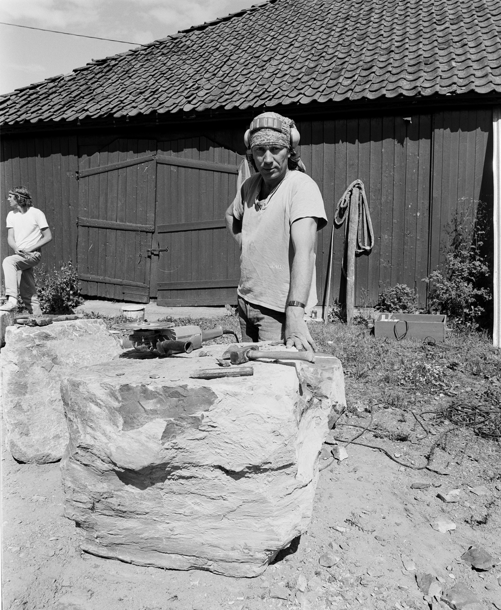 Hamar, Domkirkeodden, kunstutstilling, skulpturutstilling med kunstner Knut Wold og Hagbart Solløs, Billedhugger Hagbart Solløs hugger kalkstein i Borggården,