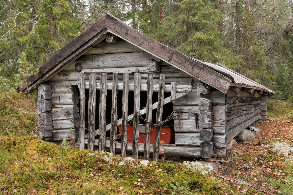 Båthus på østsida av Storhådammen i Varåa i Trysil.  Dette er en laftekonstruksjon som er 7,05 meter lang og 2,97 meter bred.  Rafthøyden ble målt til 1,05 meter, mønehøyden om lag 2 meter.  Båthuset har saltak som er tekket med bølgeblikk.  I den gavlen som vendte mot dammen var det et 1,8 meter bred og 0,95 meter høy åpning, som da fotografiet ble tatt var stengt ved hjelp av ei grind.  I 2018 lå det to plastbåter inne i dette båthuset.