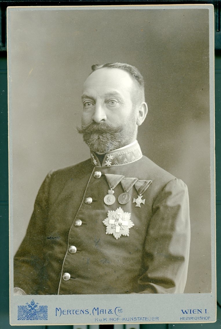 Kabinettsfotografi: Österrikisk-ungersk överste med medaljer och kraschan på bröstet. Hans namn är möjligen Conrad von Mederer.