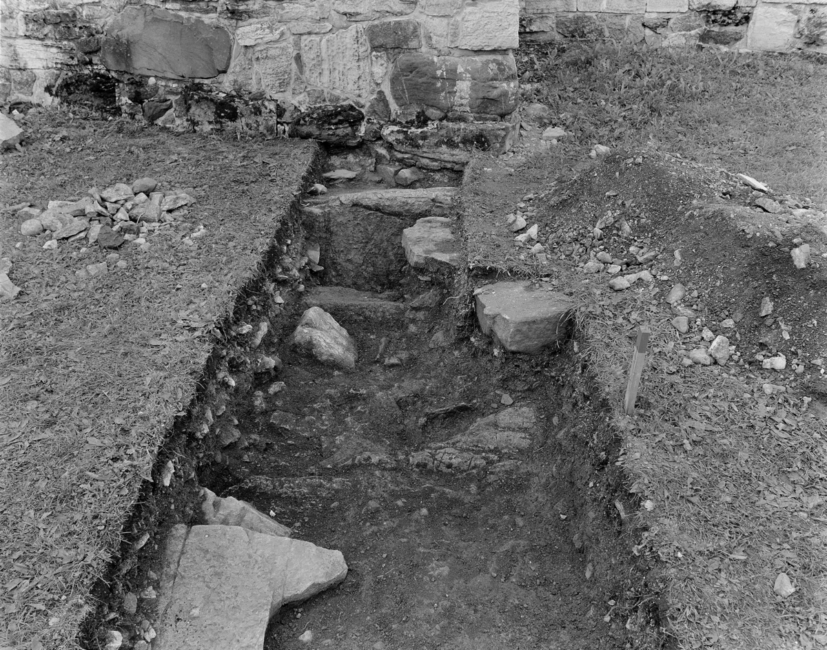 Utgravinger, arkeologi ved Hamar Domkirkeruin, Alf Tore Hommedal. Prøvefelt 2, sett fra sør.