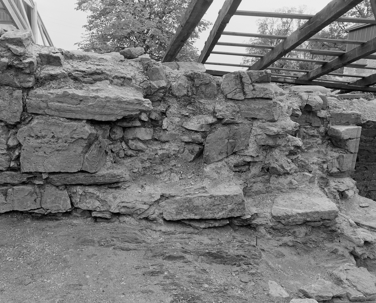 Arkeologiske undersøkelser i kjellerruin vest for drengestua 1986-1989. Østvegg i den eldste delen av anlegget og sydvegg i den nyere delen.