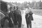 Marsch till Stäketmonumentet vid Skogsö
Fanjunkare Ivan Hedman och överfurir Stig Gustavsson som svarade för sjukvårdsberedskapen under marschen, samtalar med herr Axelsson