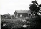 Dingtuna sn, Eklunda. 
Kvinna stående på farstubron till bostaden, 1927.