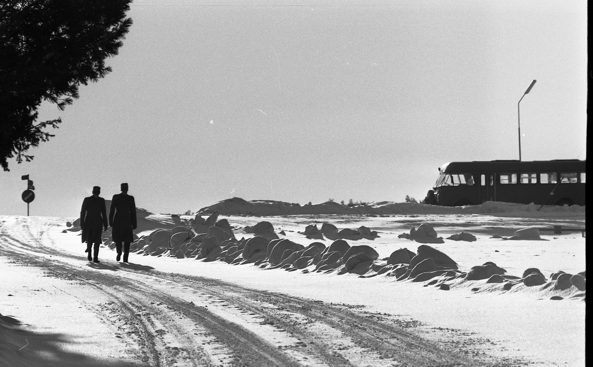 Upplands Regemente I 8 - soldater på väg till bussen mot stan, Uppsala 1962