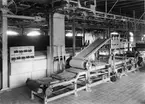 Aktiebolaget Örebro Kexfabrik.
Utstickningsmaskin och elekriska ugnen. I bajgrunden stenkolgugnen. 
Kapacitet: 2200 kg på 8 timmar (elektriska) 1100 kg på 8 timmar.
Uppförd 1931 (elektriska), 1903.