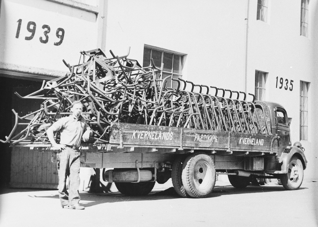 Lastebilen til Kvernelands Fabrikk fullasta med høysvansar på veg til Sandnes. Sjåfør er Torkel Dysjaland.