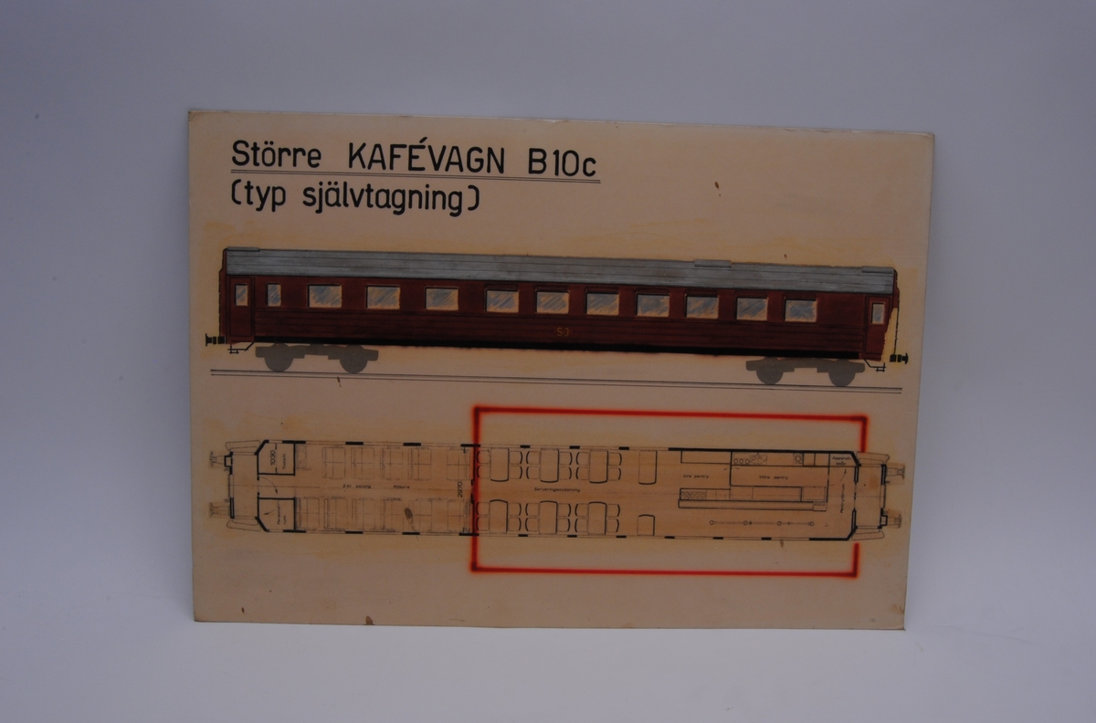 Laminerad undervisningstavla av kartong med motiv av en kafévagn samt planritning över vagnen. Serveringsvagnen är tryckt på papper som klippts ur och limmats fast på kartongen. Vagnen är av rödbrun kulör och taket är målat med silverfärg. Vagnen är märkt "SJ" med gul färg på mitten av vagnen. Vagnens hjul består av urklippt prickig plast som gnuggats på kartongen, av typen letraset. Vagnens fotsteg och buffertar är målade direkt på kartongen.

Planritningen är tryckt på papper och även den urklippt och fastlimmad på kartongen. Ifyllning av tuschpenna i ritningens linjer förekommer. Delen av ritningen som rymmer pentry och servering är markerad med röd tuschpenna och bildar ett utrymme utanför vagnens exteriör. På ritningen är vagnens olika delar uppmärkta med text: "Pentryförrum", "Apparatskåp","Yttre pentry", "Inre pentry", "Serveringsavdelning", "2 kl salong", "Rökare", "Personalrum", "Toalett".

Tavlans rubrik lyder: "Större KAFÉVAGN B10c (typ självtagning)"
Vagnens modellnummer: B10c