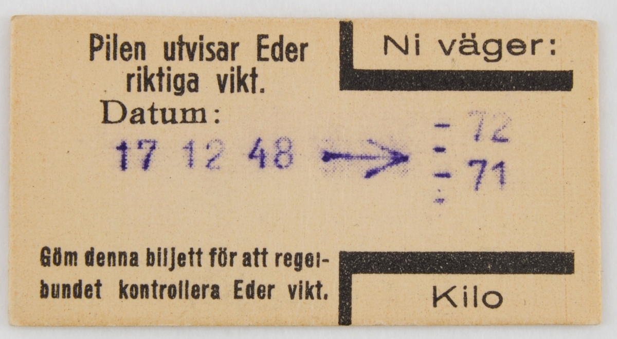 Viktbiljett i edmondsonformat med fotomotiv på ena sidan samt datum och vikt tillsammans med instruktioner på den andra.

Motivsidan har ett foto i stående format med bildtext i nederkanten. På bilden syns ett par barn som ska kliva i en eka från en brygga, bakom syns en sjöbod och på andra sidan vattnet syns strand, skog och himmel.

Den andra sidan har förtryckt text i svart och stämplade siffror i lila. Till vänster finns datumet följt av en pil som pekar mot en vågskala med vikttalen ovanför varandra.