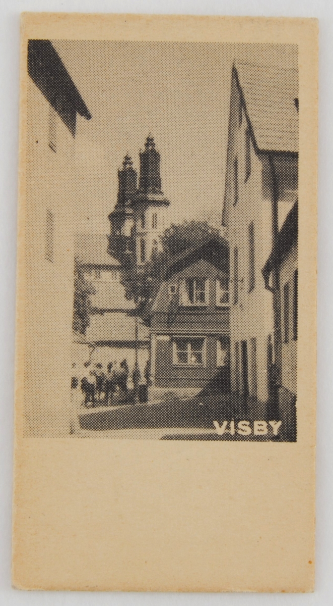 Viktbiljett i edmondsonformat med fotomotiv på ena sidan samt datum och vikt tillsammans med instruktioner på den andra.

Motivsidan har ett foto i stående format med bildtext i nederkanten. Fotot är taget norrut från Ryska gränd strax söder om Övre och Nedre Finngränd med Domkyrkan i fonden. I bildens mitt syns gaveln på Övre Finngränd 1 och till vänster om det en grupp barn. Nedanför fotot finns en tom yta där det vanligen brukar finnas text eller stämplat datum.

Den andra sidan har förtryckt text i svart och stämplade siffror i lila. Till vänster finns datumet följt av en pil som pekar mot en vågskala med vikttalen ovanför varandra.