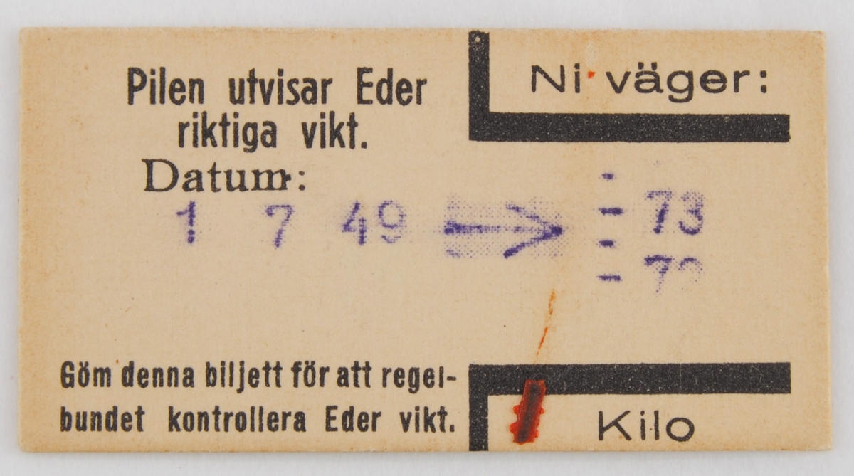 Viktbiljett i edmondsonformat med fotomotiv på ena sidan samt datum och vikt tillsammans med instruktioner på den andra.

Motivsidan har ett foto i stående format med bildtexten "VISBY" i nederkanten. Dock är fotot inte helt centrerat så det ligger ända ut i vänstermarginalen. Fotot är taget norrut från Ryska gränd strax söder om Övre och Nedre Finngränd med Domkyrkan i fonden. I bildens mitt syns gaveln på Övre Finngränd 1 och till vänster om det en grupp barn. Nedanför fotot finns en tom yta där det vanligen brukar finnas text eller stämplat datum. 

Den andra sidan har förtryckt text i svart och stämplade siffror i lila. Till vänster finns datumet följt av en pil som pekar mot en vågskala med vikttalen ovanför varandra.