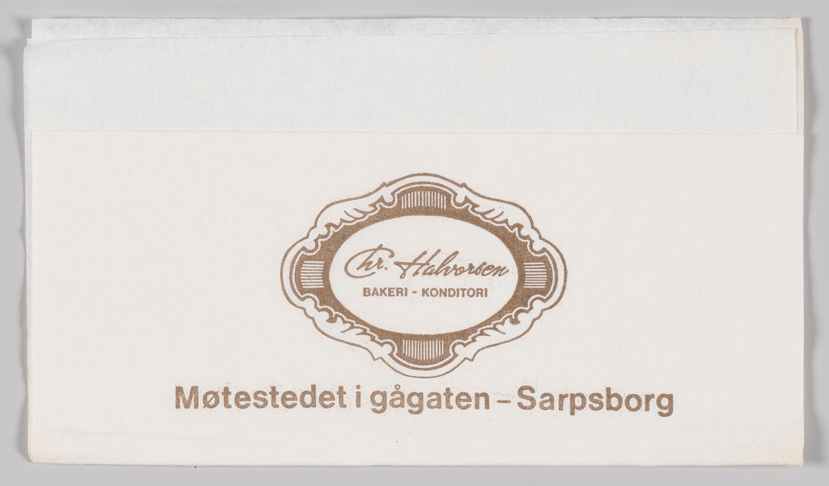 En ramme i rokokkostil med en reklametekst for Chr. Halvorsen Bakeri og Konditori i Sarpsborg.

Chr. Halvorsen Bakeri og Konditori i Sarpsborg ble startet i 1888 og opphørte i 2003 etter 115 år i drift. Firmaet var i alle år drevet av generasjoner av Halvorsen familien.