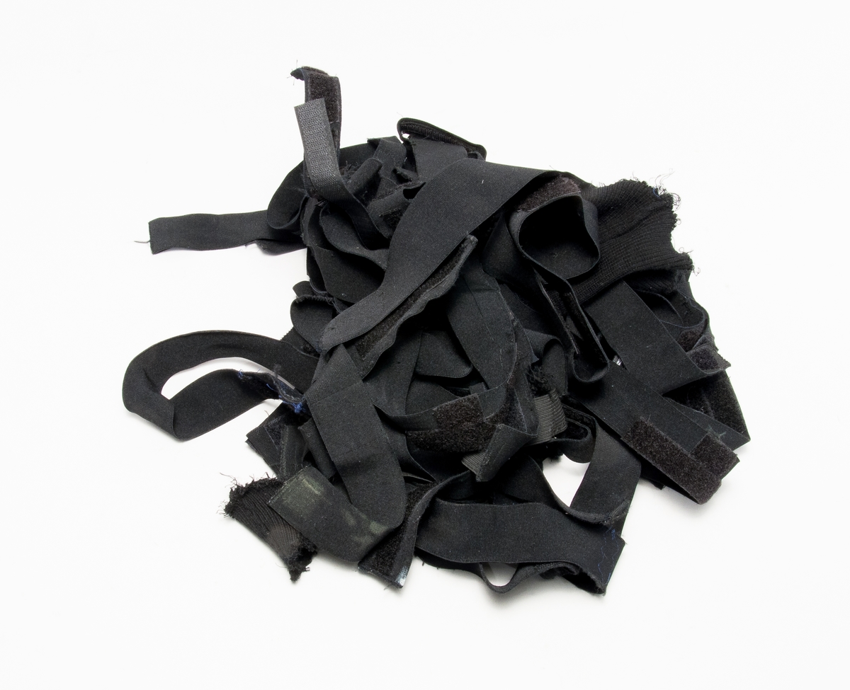 Elastiska textilband med kardborreband för att fästa sensorer på mannekäng.