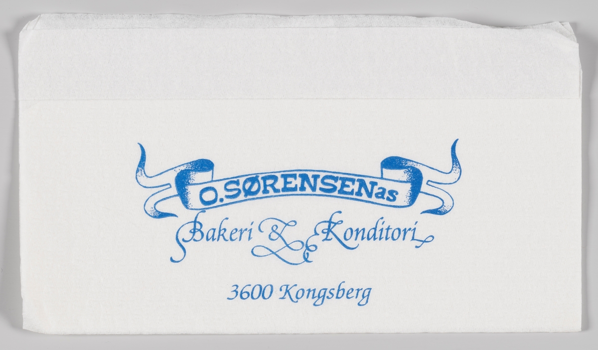 Et bølget bånd og reklametekst for O. Sørensens Bakeri og Konditori i Kongsberg.
