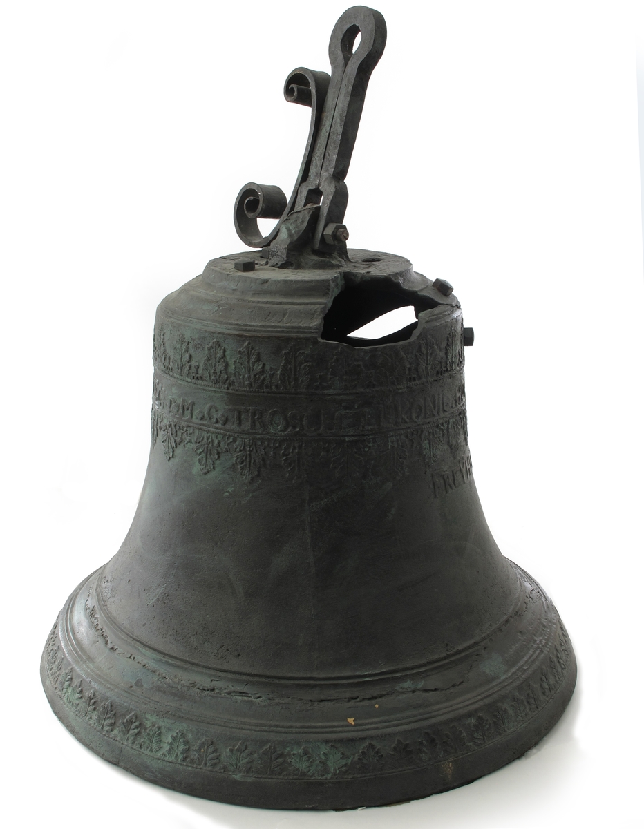 Støpt klokke, laget som kopi etter originalen. Støpt i klokkebronse på klokkestøperi i Sverige. Innstøpt tekst på klokkens side.