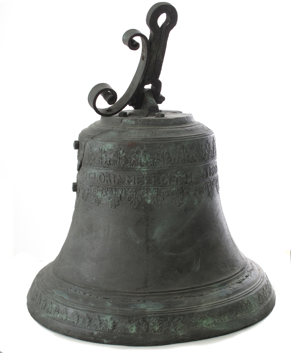 Støpt klokke, laget som kopi etter originalen. Støpt i klokkebronse på klokkestøperi i Sverige. Innstøpt tekst på klokkens side.