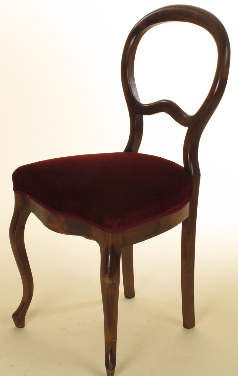 Rund rygglener, svakt S-formede bein.