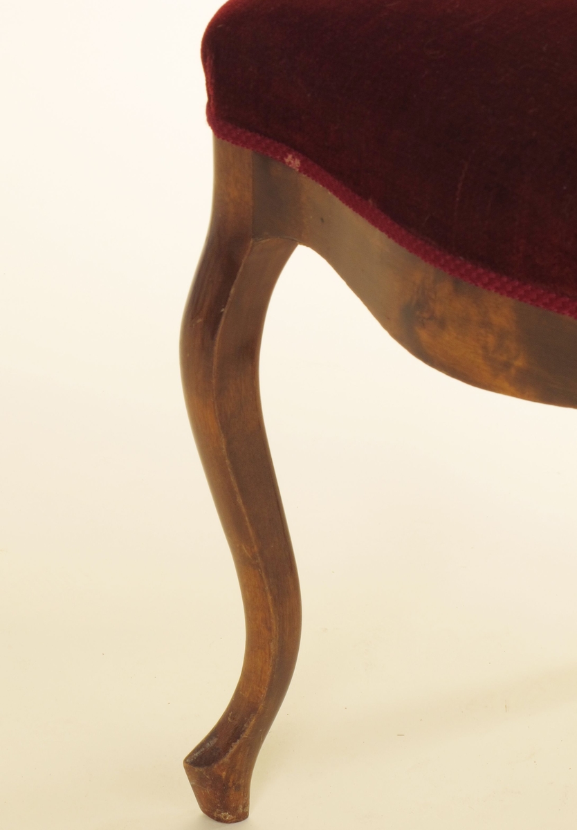 Rund rygglener, svakt S-formede bein.