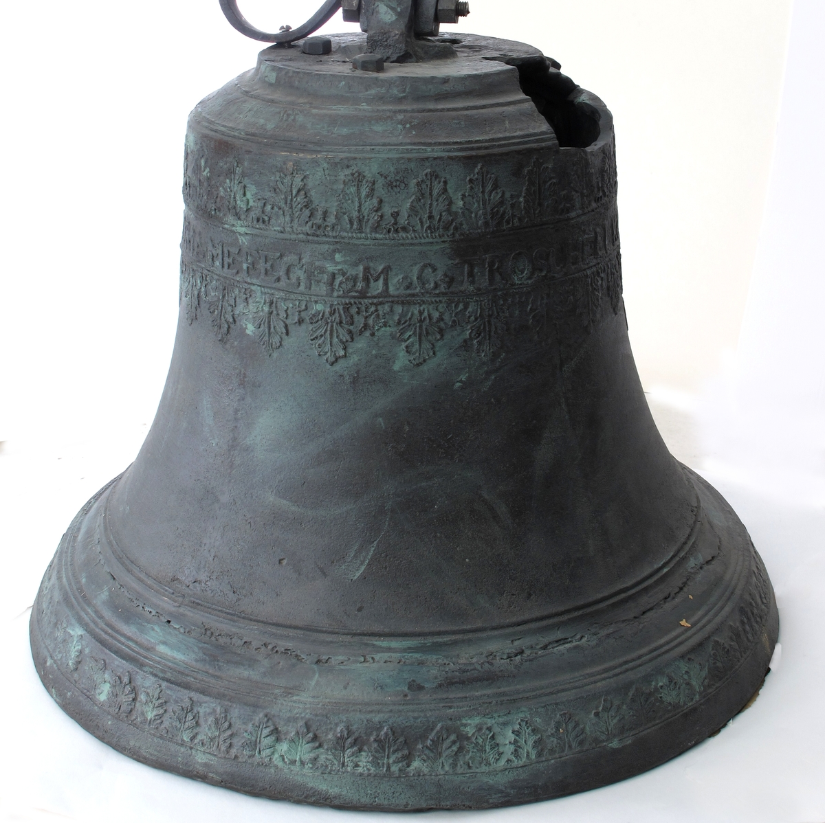 Støpt klokke, laget som kopi etter originalen. Støpt i klokkebronse på klokkestøperi i Sverige. Innstøpt tekst på klokkens side.