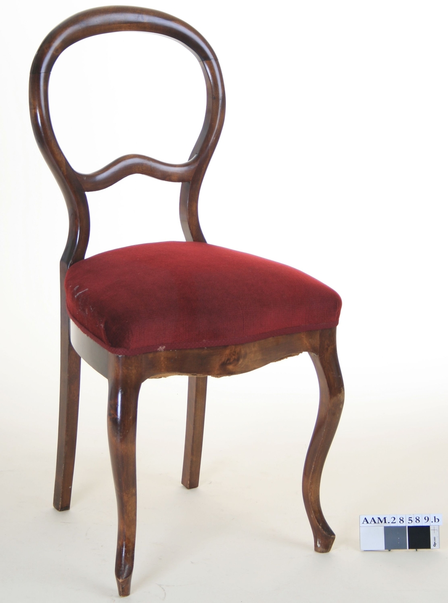 Rund rygglener, svakt S-formede bein.